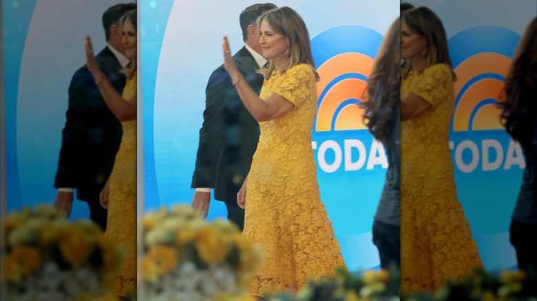 Savannah Guthrie saluda a sus compañeros de trabajo cuando regresa al escenario de The Today Show en abril de 2026