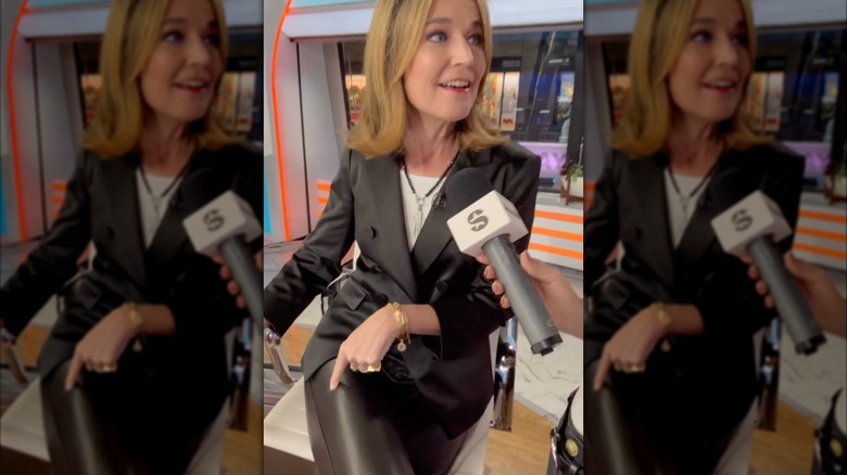 Savannah Guthrie se sienta en el escritorio de The Today Show con pantalones de cuero