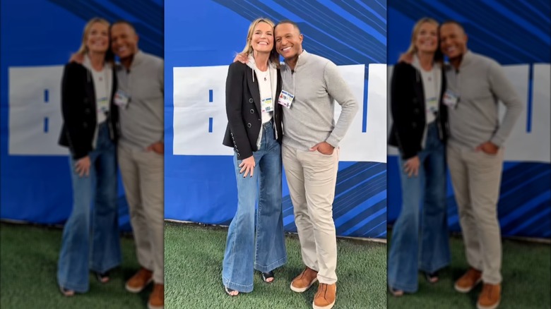 Savannah Guthrie y Craig Melvin posan para una foto mientras informan desde un partido de fútbol