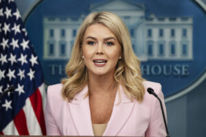 10 veces Karoline Leavitt demostró que era una verdadera Barbie MAGA en trajes rosas