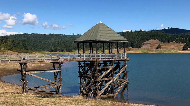 Lago Hagg con muelle de pesca y torre