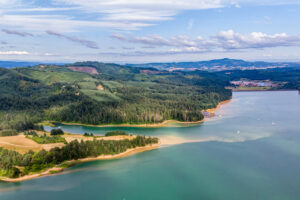 El pintoresco lago de Oregón, a menos de una hora de Portland, ofrece excelentes lugares para pescar y rutas de senderismo