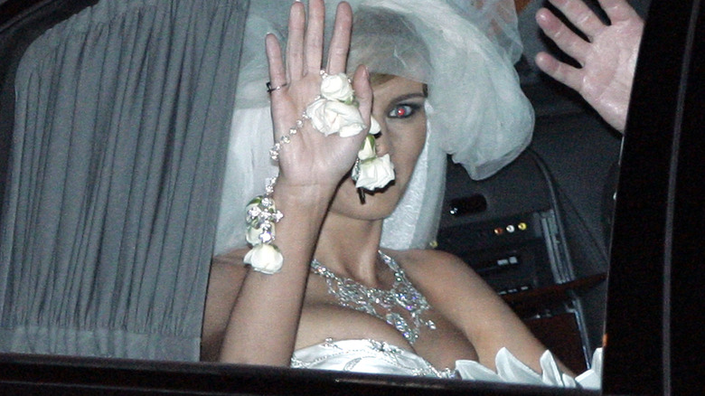 Melania Trump saludando desde su coche el día de su boda en 2005