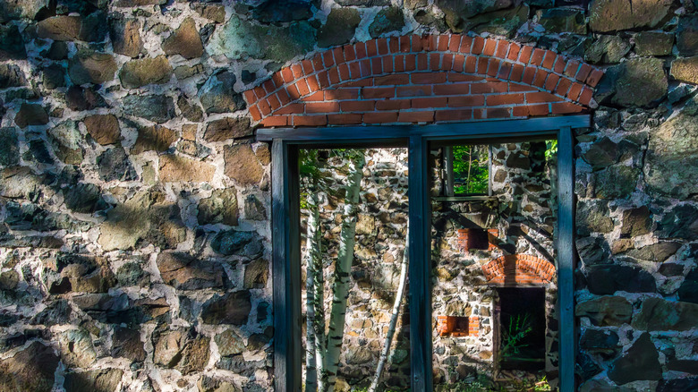 Vista a través de la ventana del edificio de piedra abandonado de la ciudad de Delaware