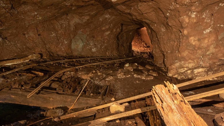 Mina abandonada llena de madera y rieles rotos Mina Delaware