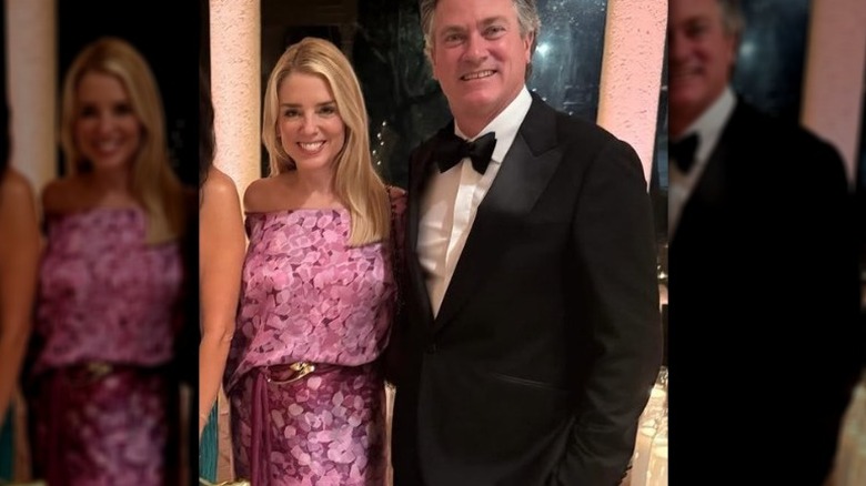 Pam Bondi y John Wakefield posan en una fiesta de Mar-a-Lago