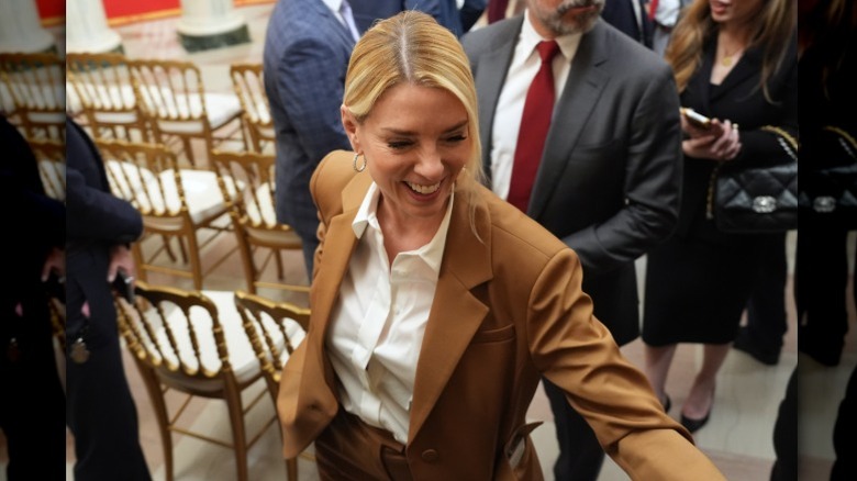 Pam Bondi sale de una rueda de prensa en la Casa Blanca