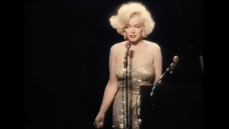 Marilyn Monroe luciendo un vestido nude para la celebración del cumpleaños de JFK.