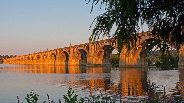 Mirando hacia el sur, el puente Veteran's Columbia-Wrightsville que cruza Susquehanna al atardecer desde la costa en Wrightsville