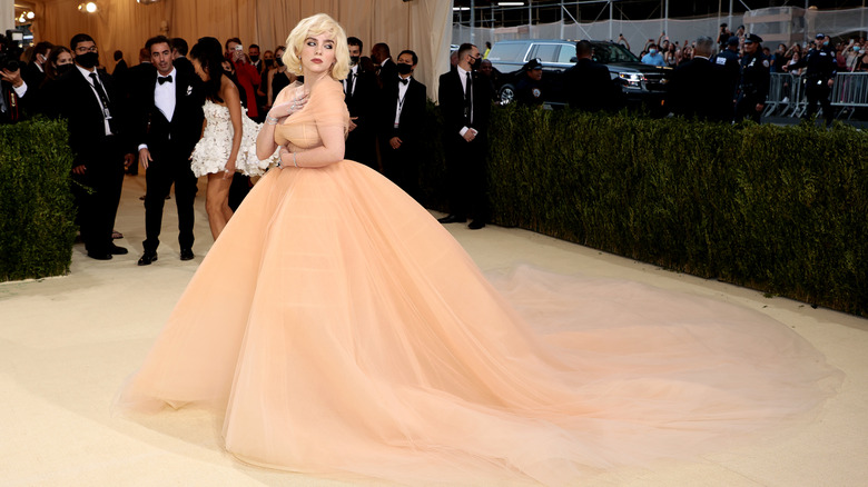 Billie Eilish posa para los fotógrafos en la Met Gala 2021