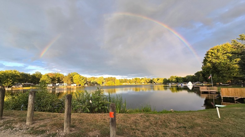 Un arco iris se cierne sobre el lago en Fireside Lake Campground.
