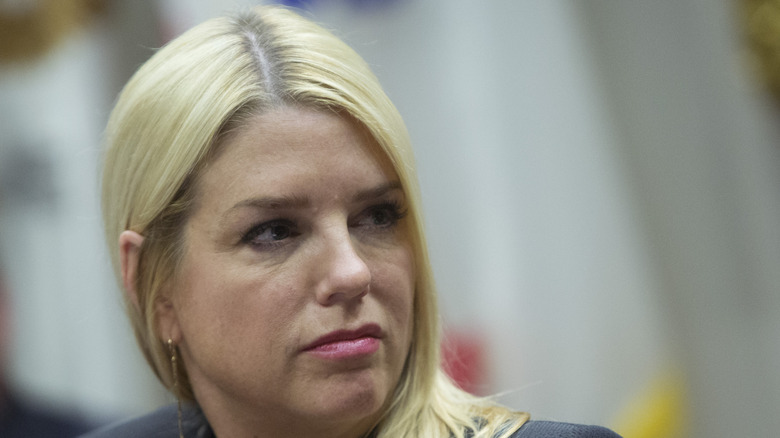 Pam Bondi en una foto de 2018 que muestra cambios sutiles en su nariz en comparación con la actualidad