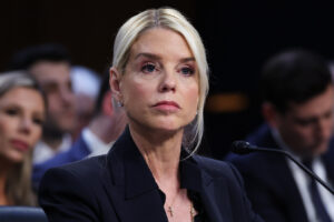 8 fotos del rostro de Pam Bondi antes de su rumoreada cirugía plástica