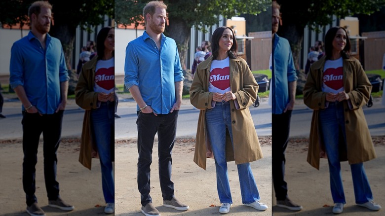 Meghan Markle en la foto con el príncipe Harry vistiendo una camiseta estampada, jeans y una gabardina