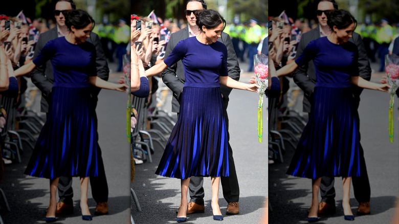 Meghan Markle luce un top azul real y una falda midi