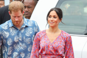 Conjuntos del guardarropa de viaje de Meghan Markle que no dieron en el blanco