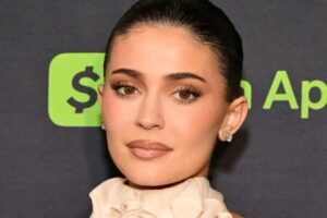 Celebridades que lucen tan diferentes sin sus cejas rellenas