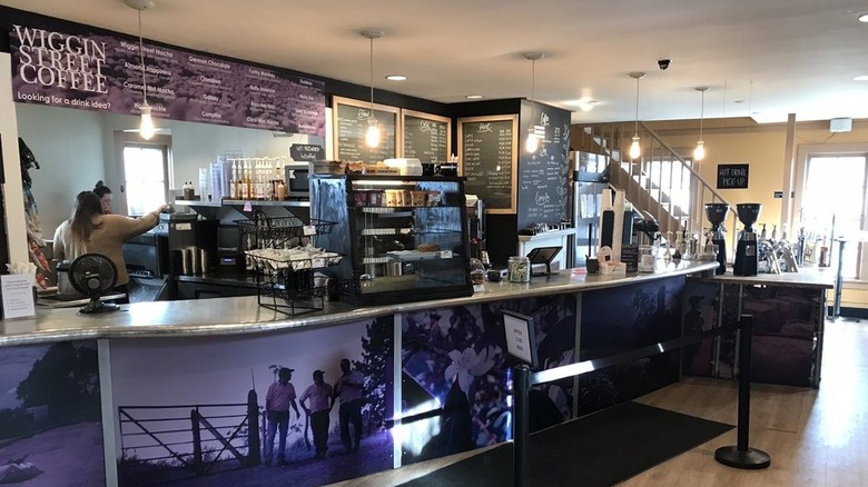 Interior y mostrador en Wiggin Street Coffee