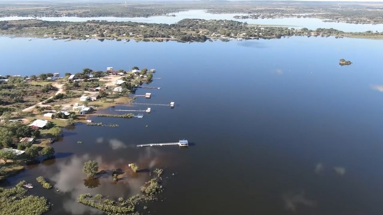 Vista aérea del embalse de Oak Creek en Texas con pequeños edificios en la costa
