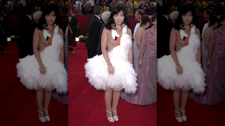 Bjork con su infame vestido de cisne en los Oscar de 2001