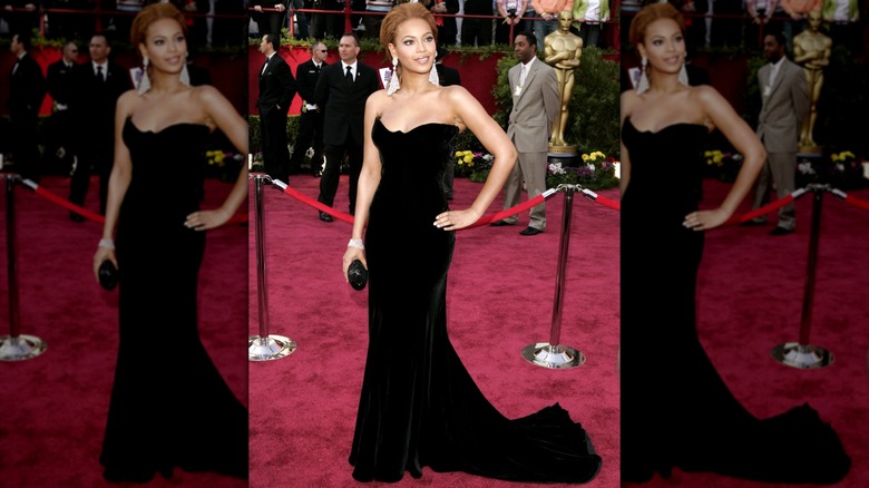 Beyoncé en los Oscar 2005 con un vestido negro sin tirantes