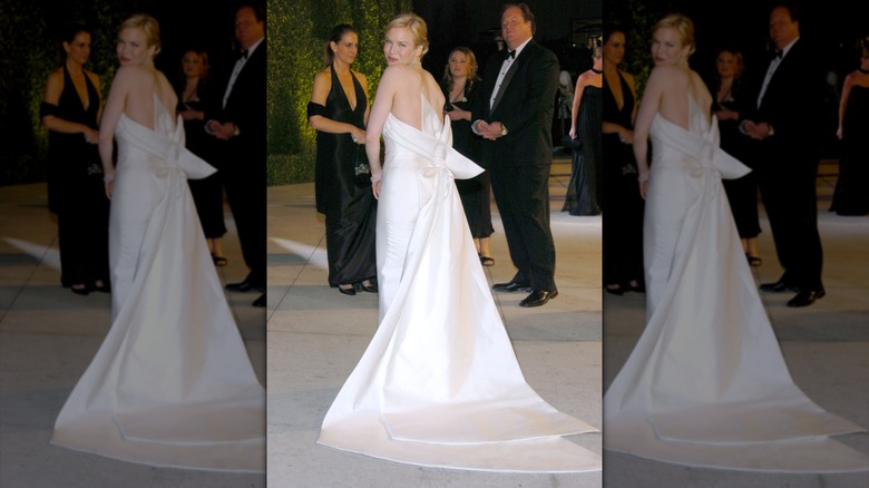 Renée Zellweger con un vestido de novia blanco en los Oscar 2004