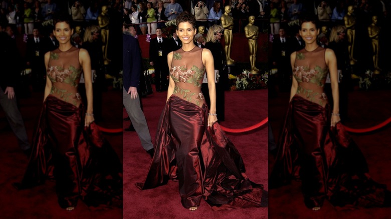 Halle Berry con un vestido granate de Elie Saab en 2002 en los Oscar