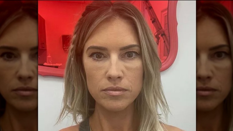 Christina Haack en selfie enfatizando la hinchazón causada por sus rellenos debajo de los ojos