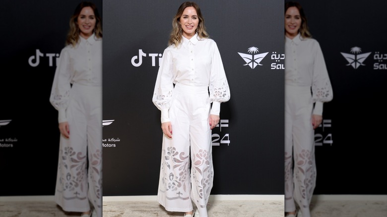 Emily Blunt con un vestido blanco en el evento Variety Power of Women en noviembre de 2023