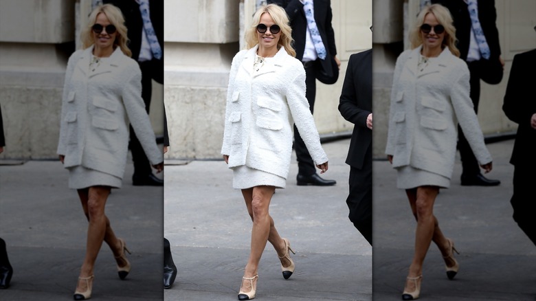 Pamela Anderson con blazer y falda de tweed blancos en París