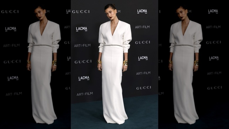 Hailey Bieber posa con vestido blanco en la Gala Arte+Cine del LACMA