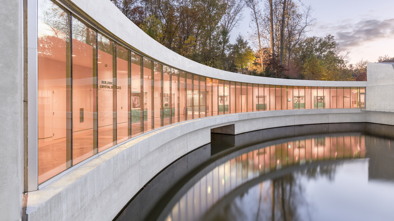 Exterior curvo del Museo de Arte Americano Crystal Bridges en Bentonville, Arkansas