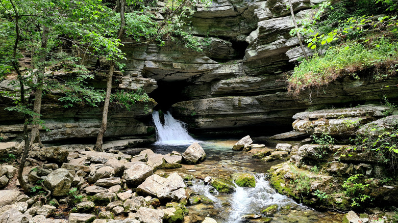 Cascada y acantilados en las Cavernas de Blanchard Springs en Arkansas