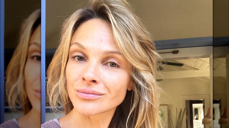Beau Garrett posa para un selfie con la cara descubierta
