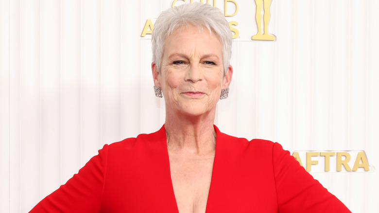 Jamie Lee Curtis luce un escotado vestido rojo en la alfombra roja