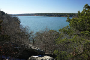 Entre Fort Worth y Austin se encuentra el pintoresco parque estatal de Texas, con pesca, senderismo y kayak.
