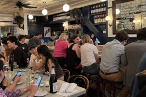 El restaurante de Boston famoso por los rollos de langosta en realidad no vale la pena esperar