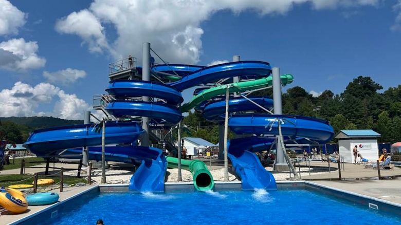 Toboganes en el parque acuático Kentucky Splash en Williamsburg