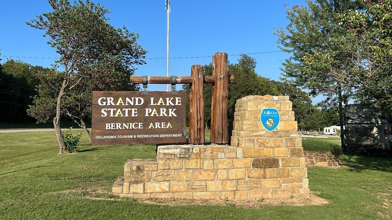 Firmar para el área de Bernice del Parque Estatal Grand Lake