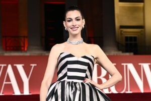 El sencillo truco capilar que le da a Anne Hathaway una apariencia muy despierta (no se necesita cinta adhesiva en la cara)