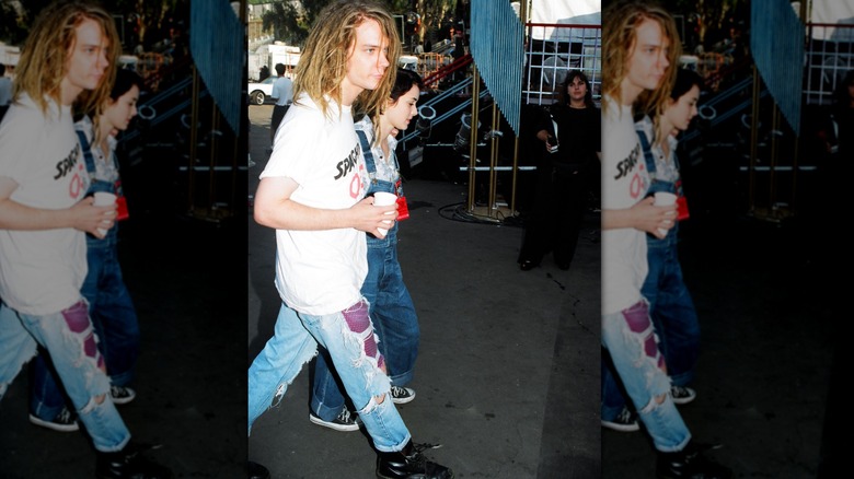 El cantante principal de Soul Asylum, Dave Pirner y Winona Ryder lucen casuales y caminan juntos en los MTV Video Music Awards de 1993.