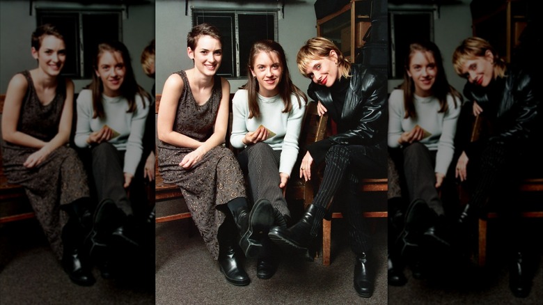 Winona Ryder, Liz Phair y Rosanna Arquette fotografiadas sentadas una al lado de la otra.