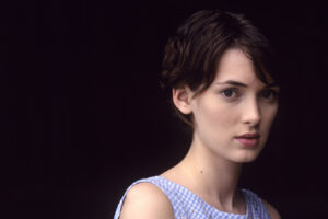 Las instantáneas retrospectivas de Winona Ryder te brindarán toda la inspiración de moda cambiante que necesitas