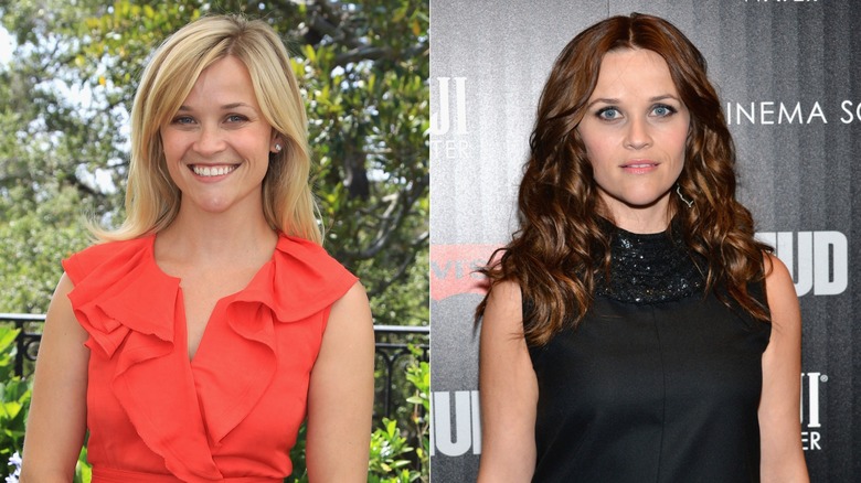 Imagen dividida de Reese Witherspoon sonriendo en un patio trasero como rubia a la izquierda y morena vestida de negro a la derecha.
