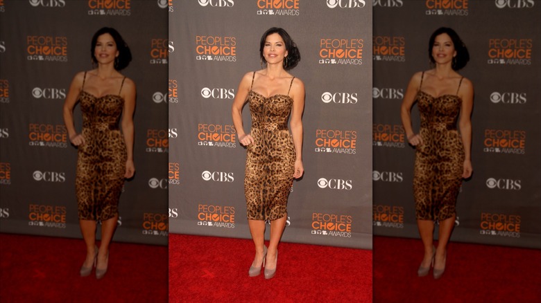Lauren Sánchez Bezos sonríe con un vestido con estampado de leopardo.