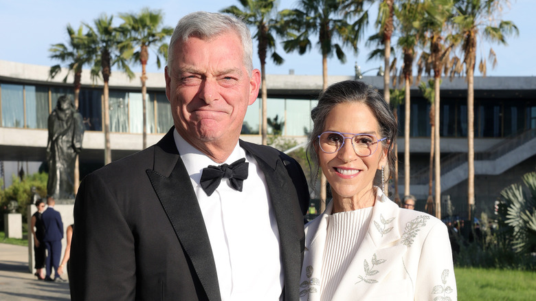 Jami Gertz posando para una foto con Antony Ressler en la gala inaugural del LACMA