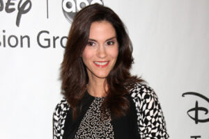 El icónico actor de los 80 Jami Gertz hace que la transición a las canas luzca tan elegante
