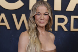 El viaje de salud menopáusica de LeAnn Rimes llevó a su video ahora viral de liberación de la mandíbula