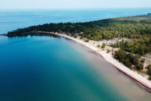La playa de la península de arena blanca de Michigan, que pasa desapercibida, podría pasar fácilmente por el Caribe