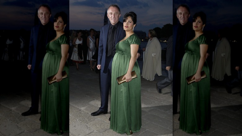 Salma Hayek con un vestido de cintura imperio durante el embarazo